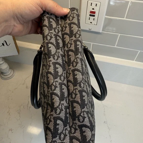Elegant Black and Gray Dior Tote Bag - Picture 4 of 14